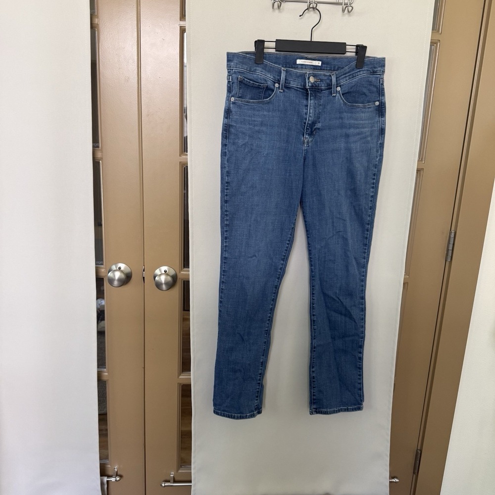 Levi's Women's 31 Blue Medium Wash Mid Rise Classic Straight Leg Denim Jeans